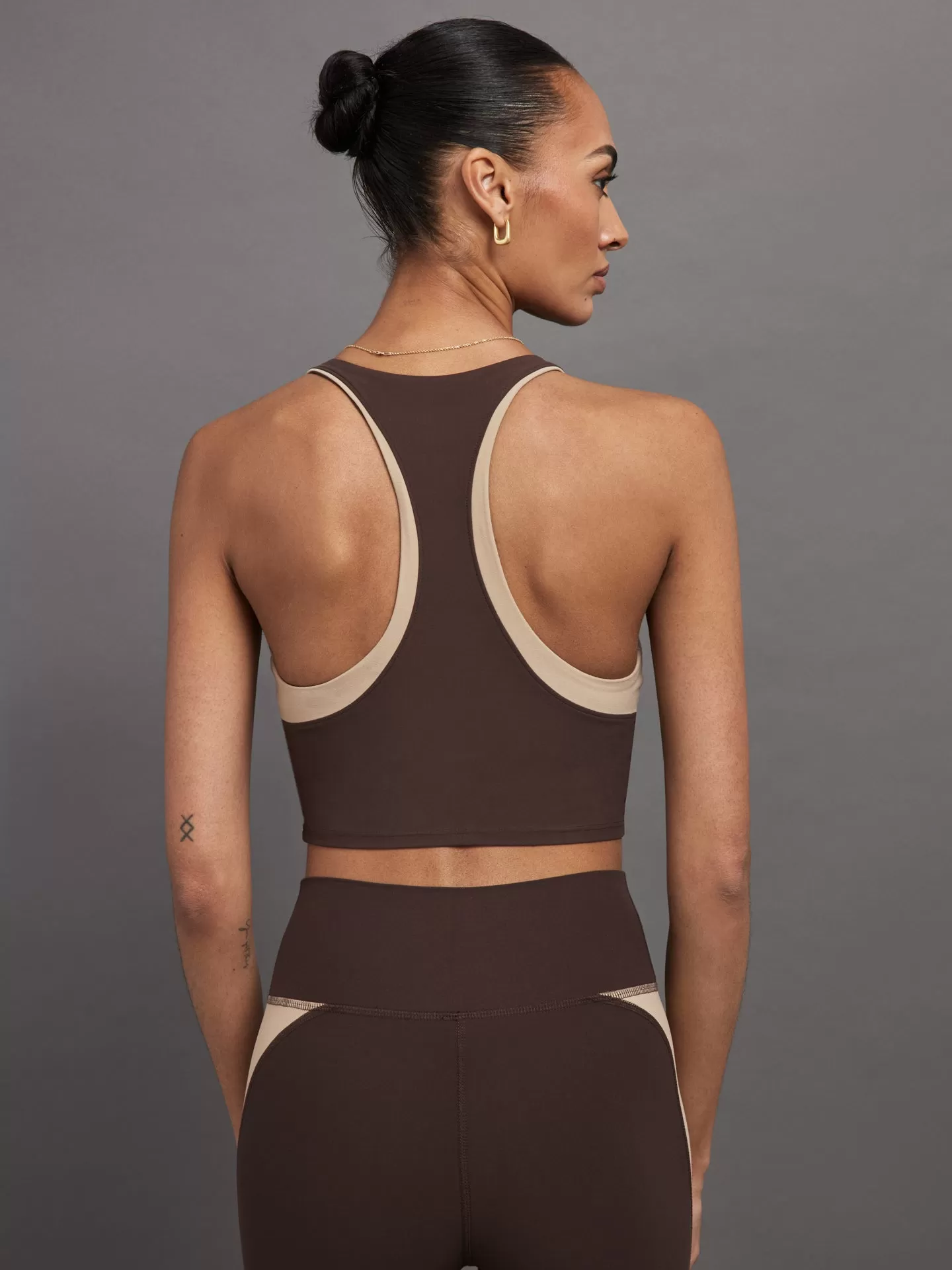 COLORBLOCK HIGH NECK BRA - DARK OAK/ SANDY TAN